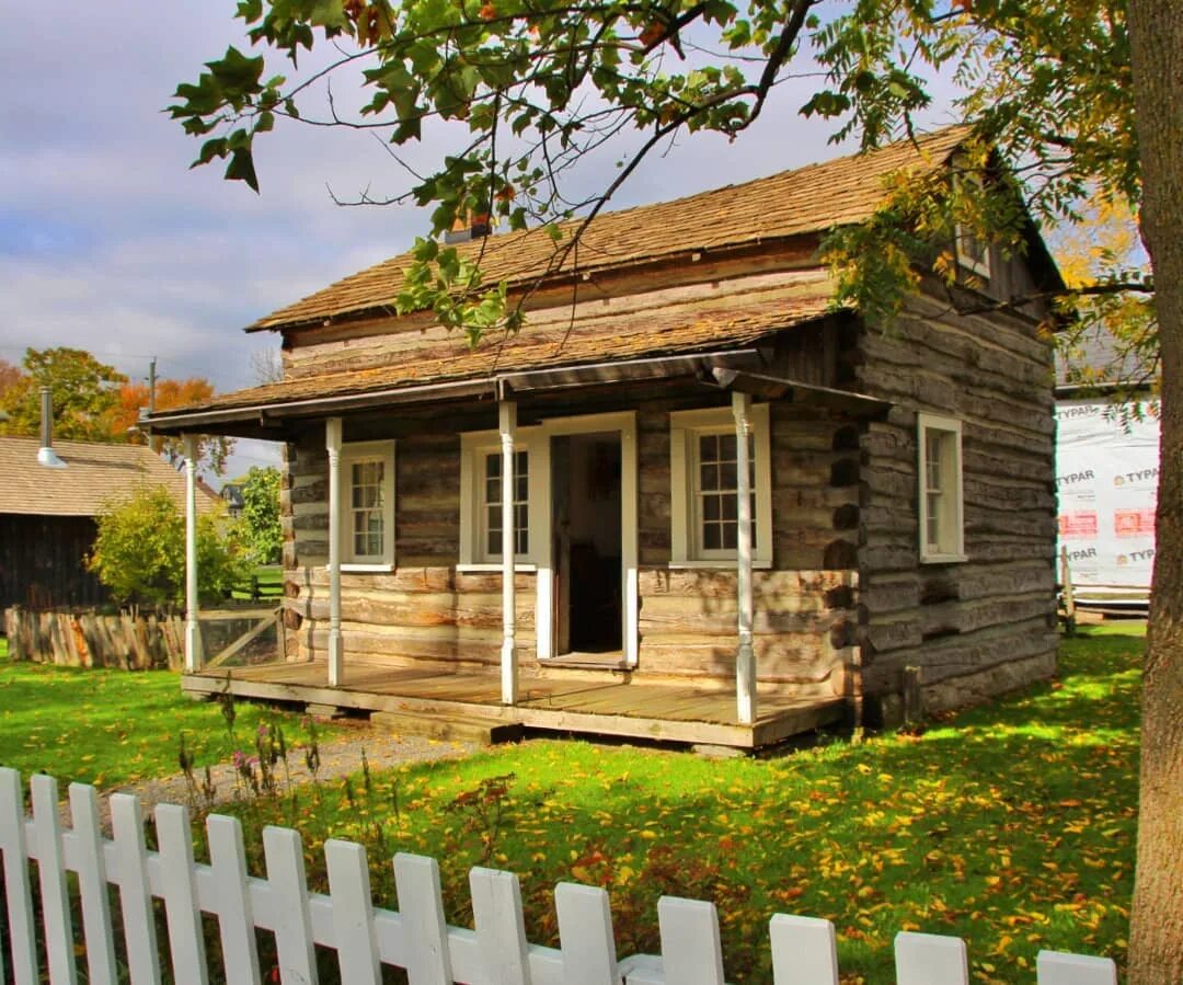северная изба древней руси. добротного деревянного. деревня витославлицы новгородская. дом из красного канадского кедра - "викинг". деревянный дом усадьба.