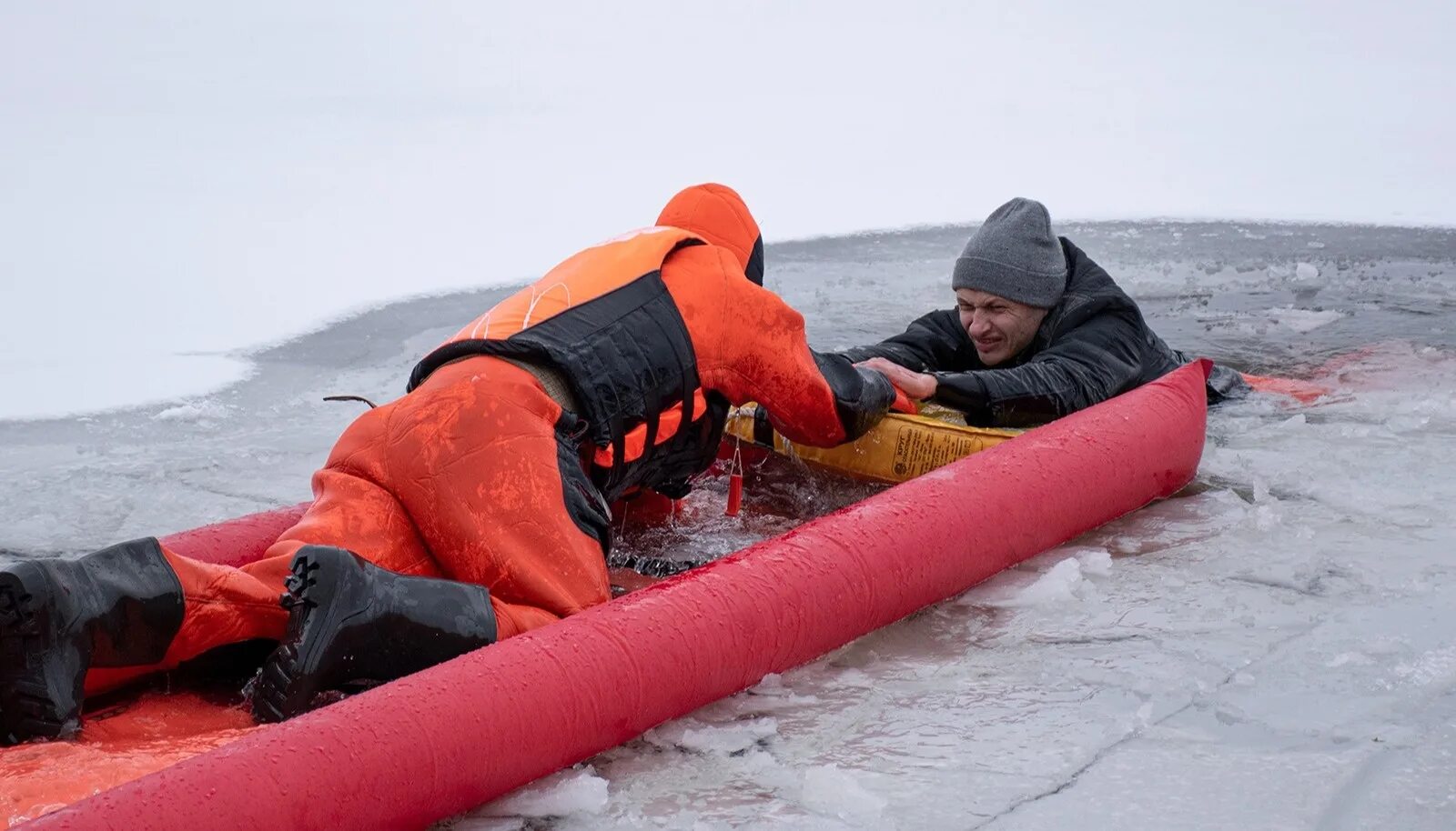 Спасение провалившегося под лед. Человек провалился под лед.