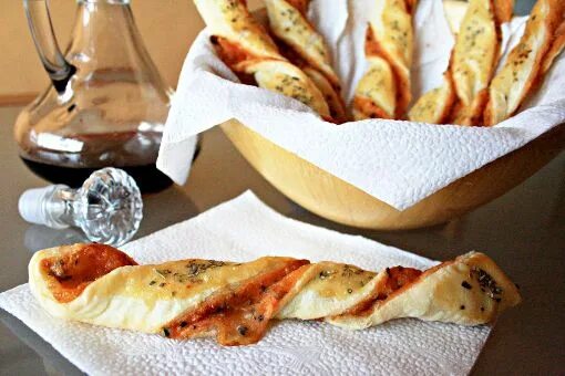 Твист с яблоком изюмом и орехами. Твист с сыром. Твист с сыром фото. Слойка твист с сыром. Слойка твист с сыром.