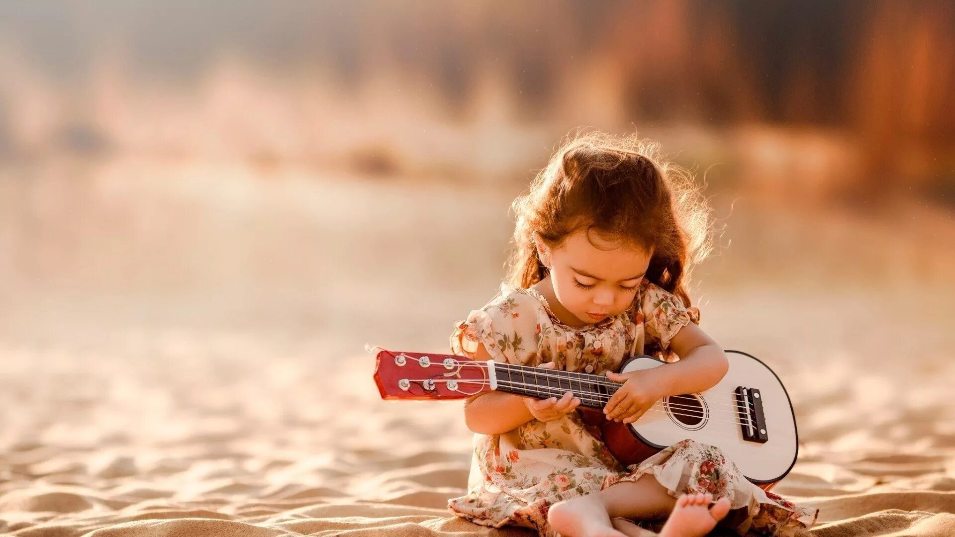Маленькая девочка с гитарой. Гитара для детей. Маленькие гитары для детей. Фотосессия с гитарой дети. Музыка живи игрой