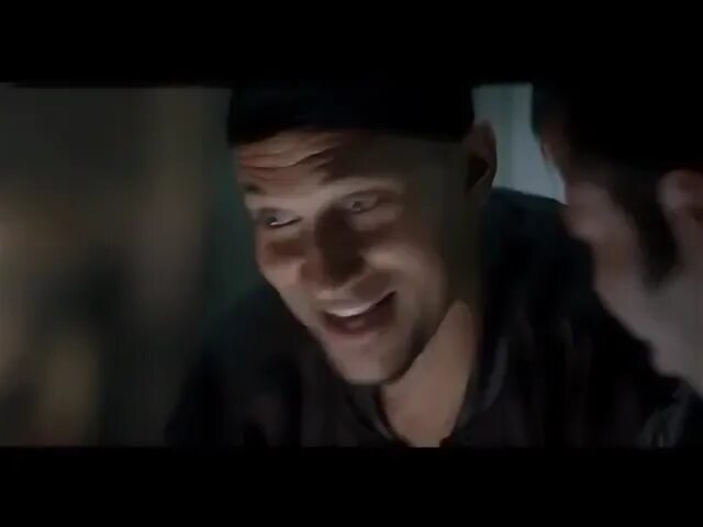 Мексиканская дуэль тарантино бесславные. Кей и пит мексиканская дуэль. Кей и пил смешные моменты лучшие. Мексиканская дуэль мем. Мексиканское противостояние.