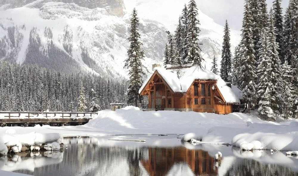 Горы снег дома. Emerald Lake Lodge. Сноу Маунтин. Дом в горах. Домик в горах.