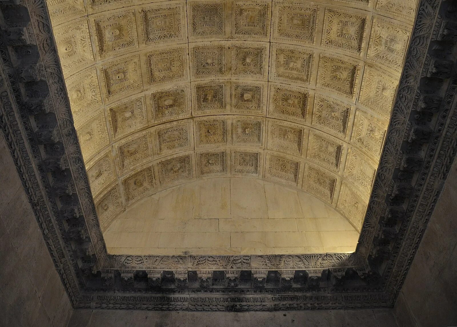 Которая представляет собой свод. Мавзолей Диоклетиана. Кессонный потолок Рим. Кессонный свод. Кессонированный потолок древний Рим.