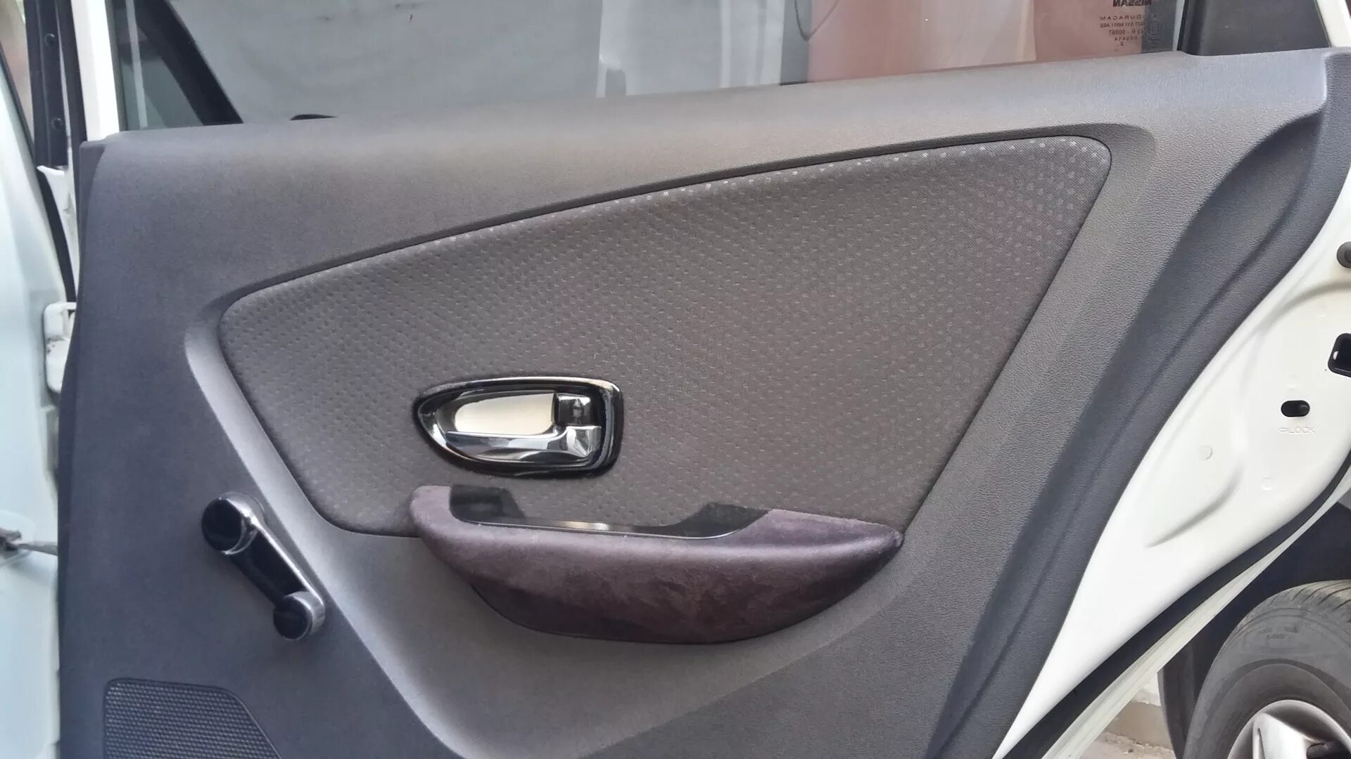 Ниссан альмера классик b10. Карта двери ниссан альмера. Дверные карты nissan almera g15. Карта двери ниссан альмера. Обшивка дверей ниссан альмера классик.
