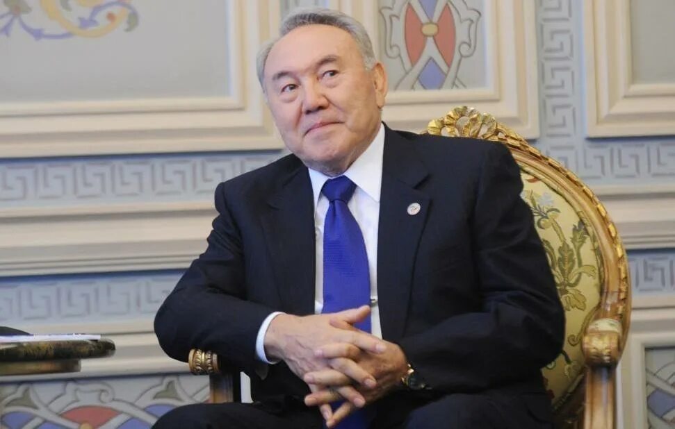Нурсултан абишевич назарбаев. Болат назарбаев. Назарбаев в магазине. Назарбаев 2022. Нурсултан абишевич назарбаев.