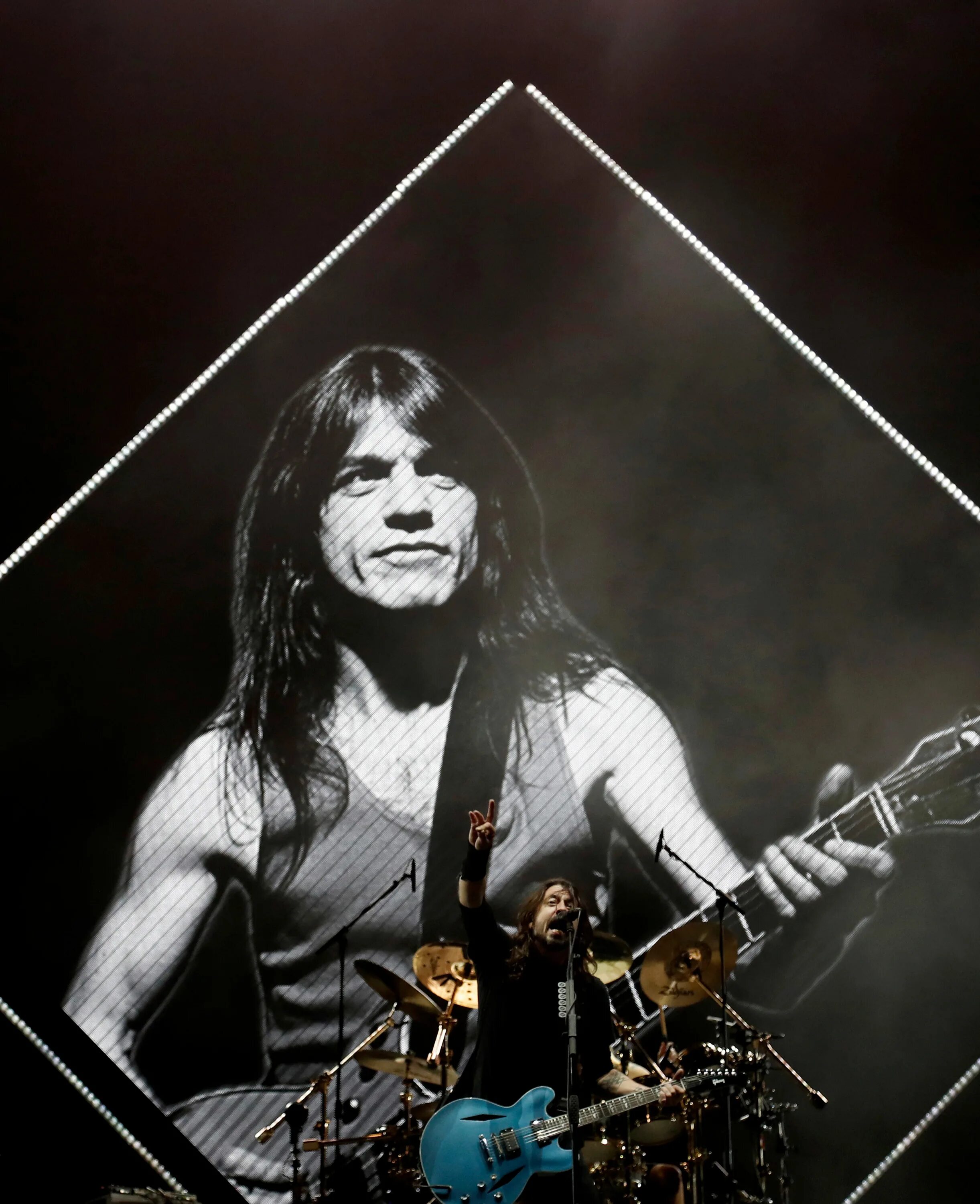 Малькольм янг. Ac dc malcolm young. дэйв малкольм. малькольм шоу.