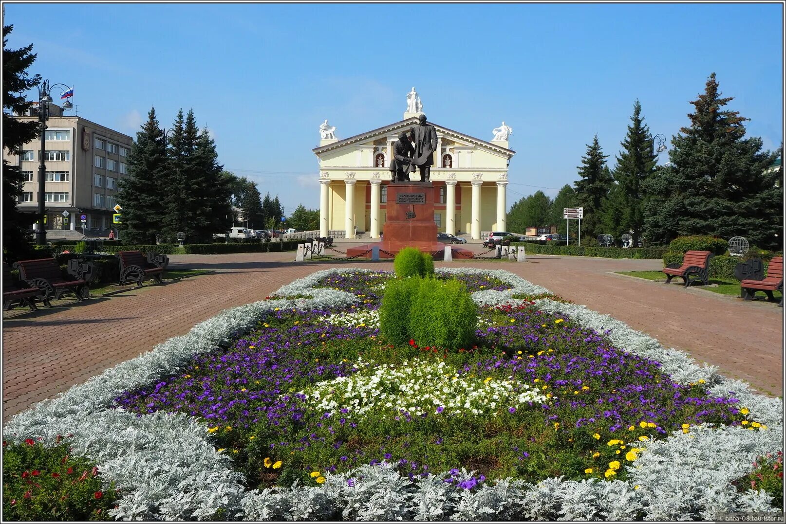 Сколько человек в нижнем тагиле. Театральная площадь Нижний Тагил. Театральный сквер Нижний Тагил. Нижний Тагил площадь города. Нижний Тагил центр города.