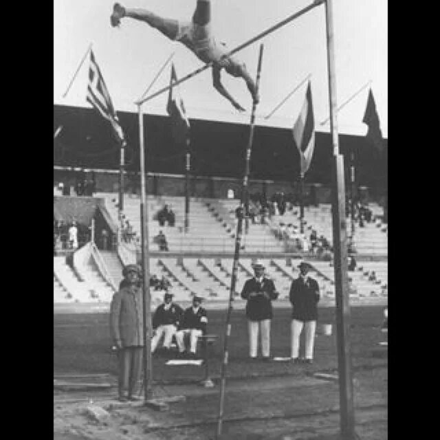 Прыжок с шестом 19 век. Прыжки с шестом история. Прыжок с шестом в легкой атлетике. М райт 1912 год прыжок с шестом. Прыжки с шестом.
