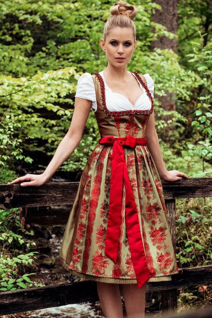 Красивые немецкие женские. Баварский дирндль. Дирндль национальный костюм Германии. Дирндль свадебный Бавария. Австрийский дирндль.