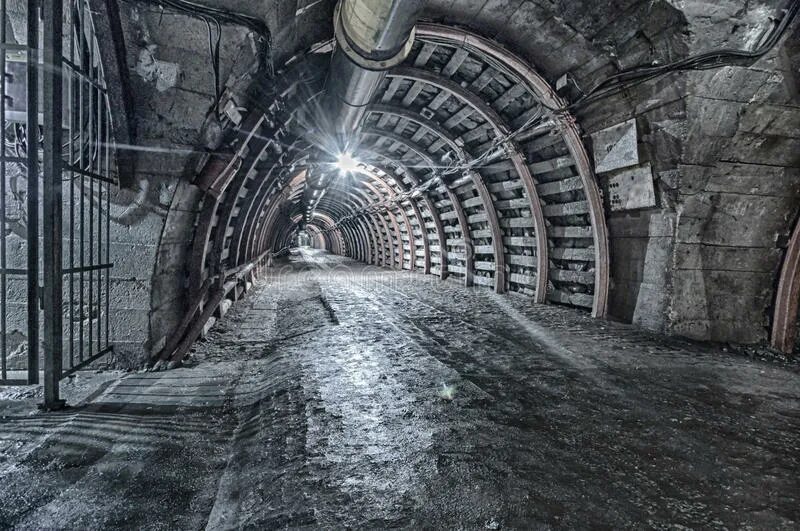 Стена шахты. Шахтный тоннель. тоннель в шахте. тоннель шахты. шахта в стене.