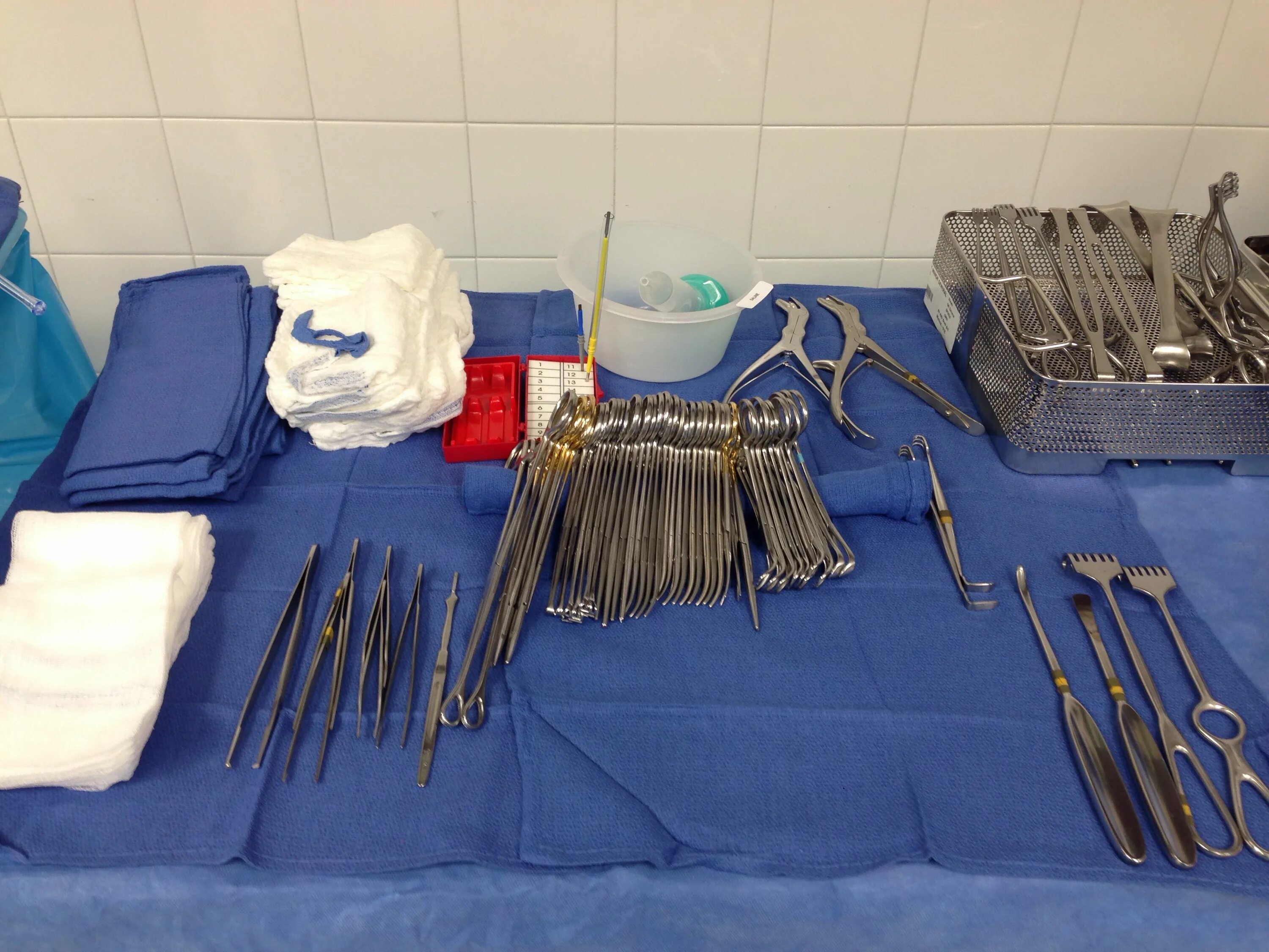 Накрывание стерильного инструментального стола. Накрытие стерильного перевязочного стола. Малый операционный стол накрытие. Хирургический стерильный столик.