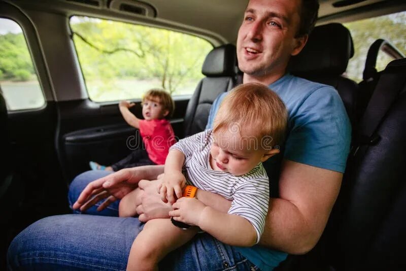 Отец с сыном ехали на машине. Вождение с папой. Ребенок за рулем. Отец с сыном ехали на машине. Машина для сына.