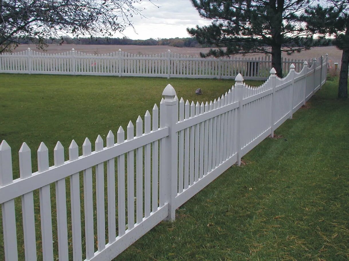 невысокий деревянный забор. ограда на палисадник деревянная. деревянный забор. забор на участке. невысокий забор.