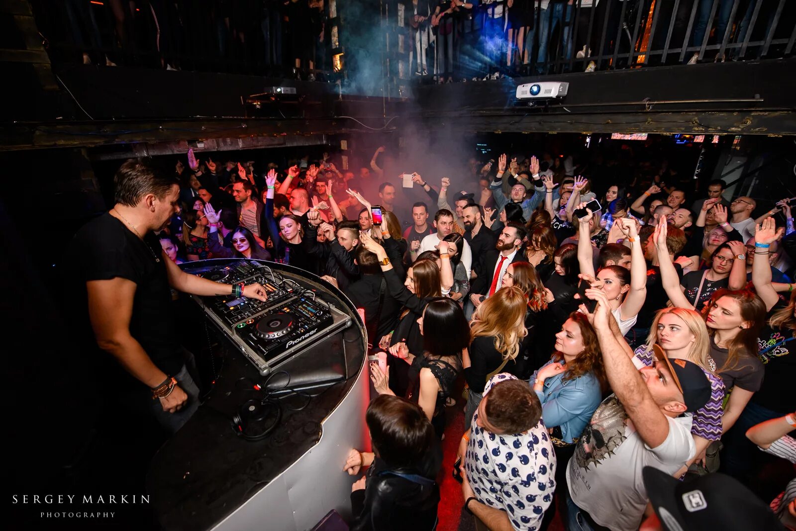 Вечеринки в ростове. Ростов на дону тусовки. Вечеринки в ростове на дону. White party 2022 ростов. Embargo villa ростов.