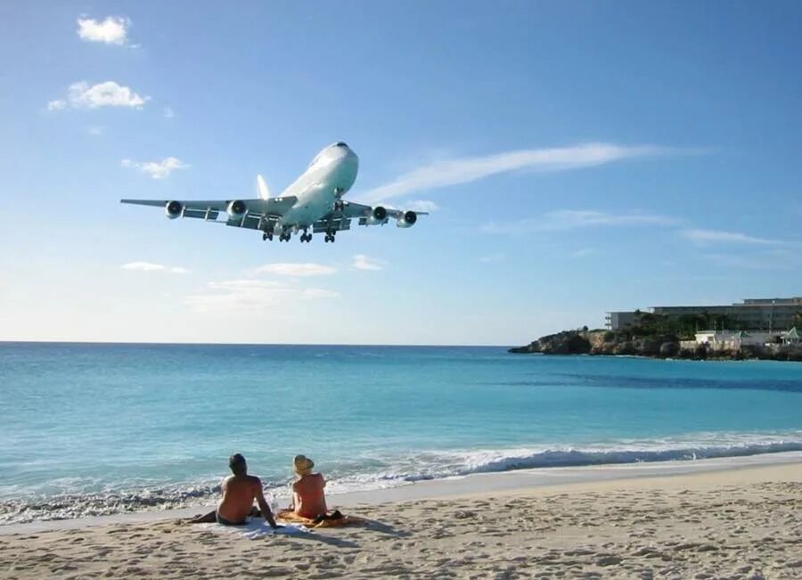 Самолет на кипр. Остров из иллюминатора самолета. Пляж маккензи ларнака. Аэропорт пафос кипр. Аэропорт принцессы юлианы на сен-мартене.