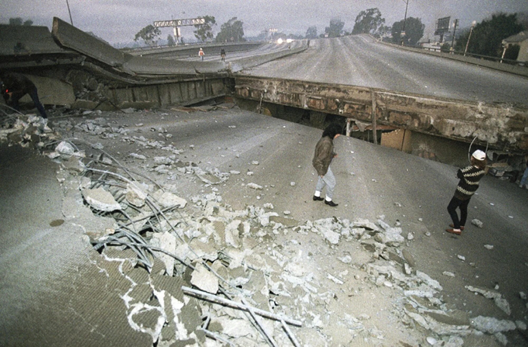 Подземный удар землетрясения. 1994 Northridge earthquake. Лос Анджелес землетрясение 1994. Землетрясение Лос Анджелес 2019. Шикотанское землетрясение 1994.