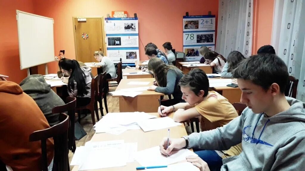 экзамен егэ. егэ. экзамен в вузе. егэ москва. класс с учениками.