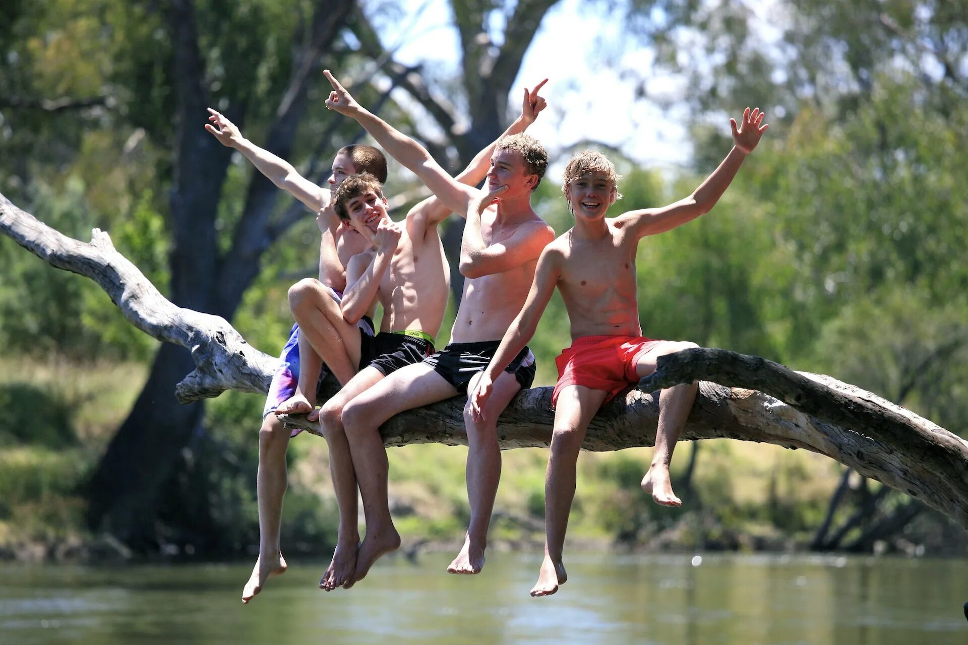 Natural fun. Подростки натуристки на природе. Семейный натуризм в Чехии. Boy природа. Семейный натуризм семейный.