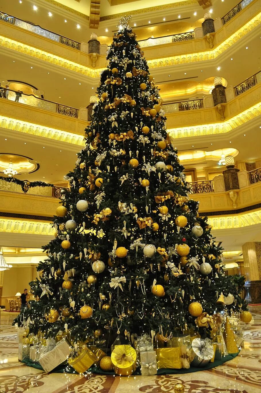 Елка с желтыми шарами. Елка в абу даби. елка в абу даби 2010. елка emirates palace. самая дорогая елка в абу даби.