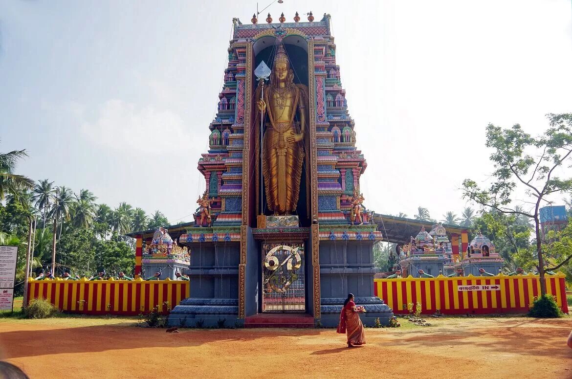 Индуистский храм Шри Ланка. Катарагама Шри Ланка. Храм Шивы Шри Ланка. Индуистский храм на Шри Ланке. Шри ланка церковь видео
