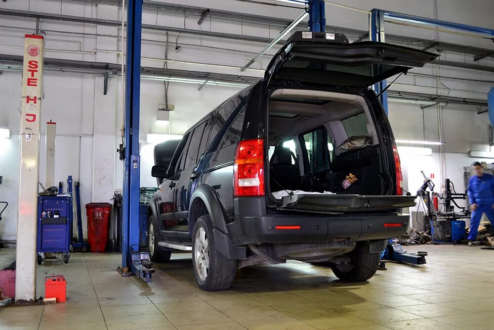 Кузов дискавери 3. Land rover discovery 3 снятие кузова. ленд ровер дискавери 3 дизель на подъёмнике. land rover discovery отрыв кузова. land rover discovery 3 отделение кузова.