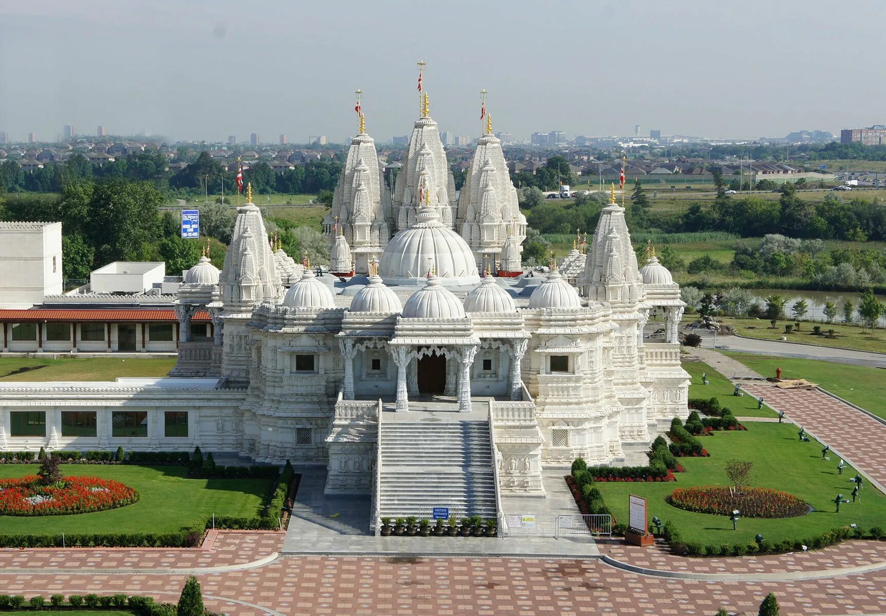 Храм temple. Храм Шри Сваминараян Мандир. Шри Сваминараян Мандир в Торонто. Мандир Индуистский храм. Белый храм в Индии Сваминараян.