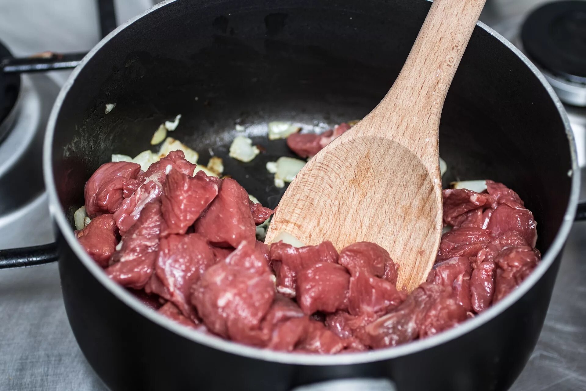 Мясо приготовленное на сковороде рецепт. Мясо в сотейнике. Мясо на сковороде. Говядина приготовленная. Приготовление говядины.