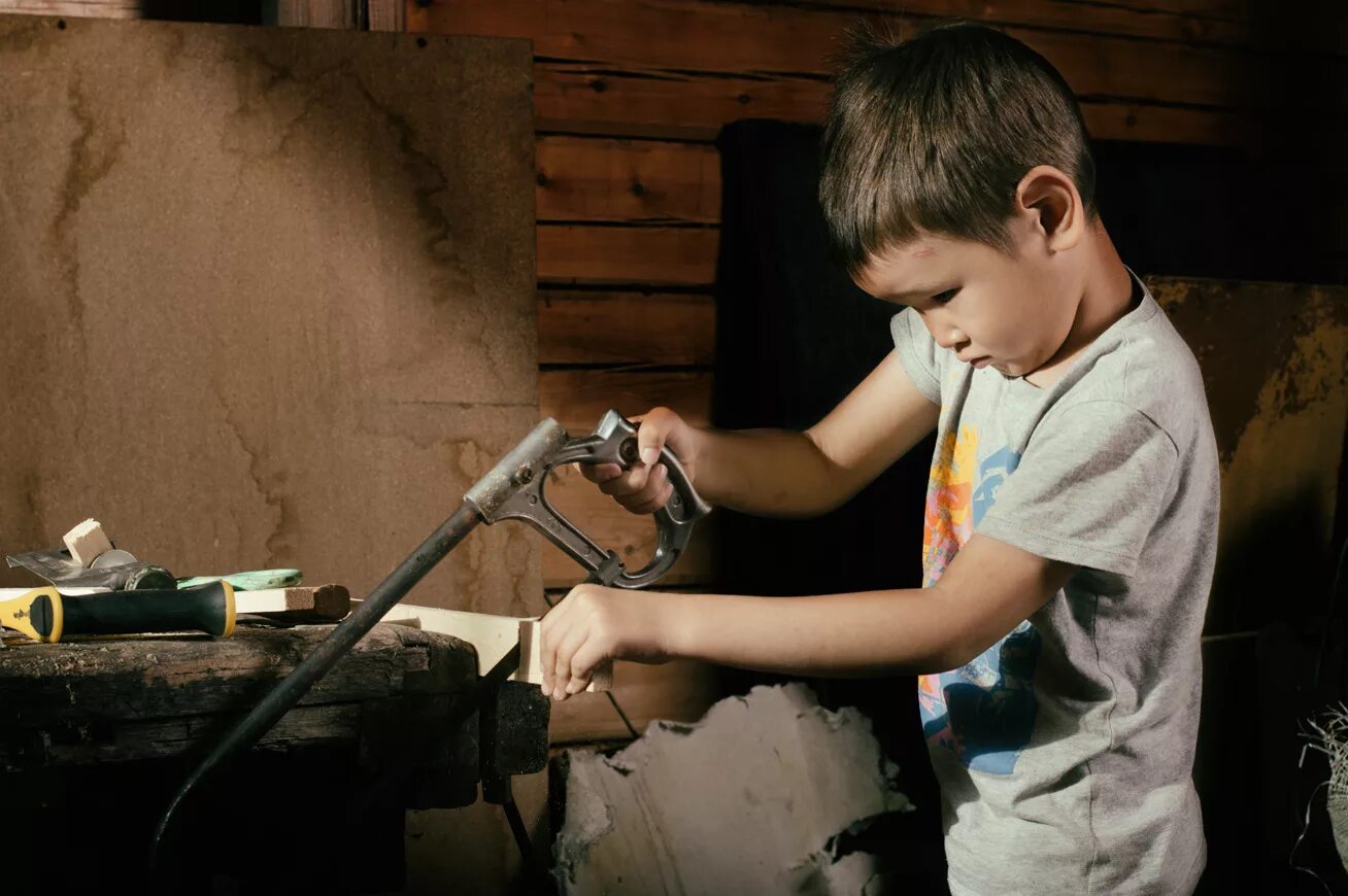 Детям о труде. Дети работают. Дети в столярной мастерской. Мальчик Столяр.