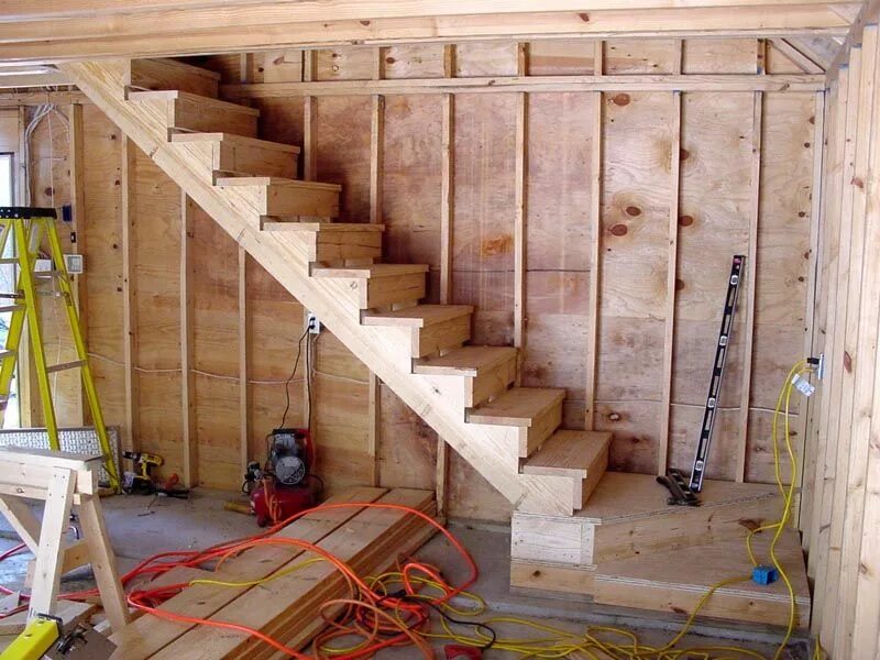 Подъем 2 этаж дома. Лестница на мансарду. Деревянная лестница на мансарду. Самодельная деревянная лестница. Деревянная лестница на мансандру.