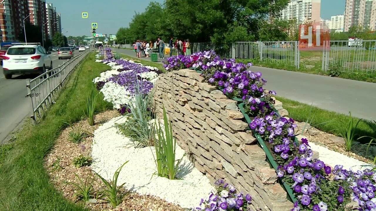 Оригинальные клумбы. Необычные клумбы для цветов. Клумба на откосе. Прямоугольные клумбы с цветами. Ландшафтный дизайн клумбы.