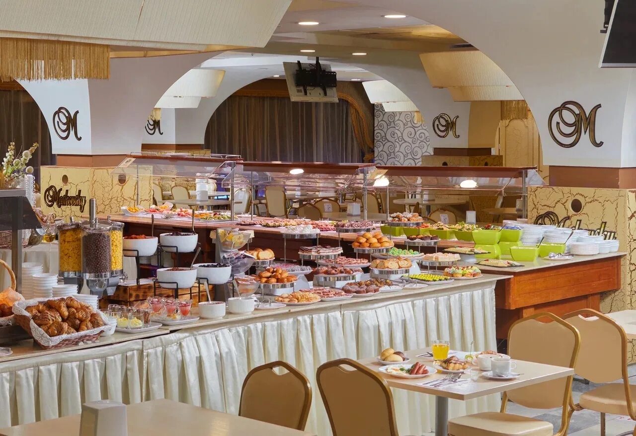 Шведский стол в ресторане. Шведский стол в москве рестораны. Шведский стол завтрак. Завтраки в отеле ритц карлтон москва. Горячая блюда шведский стол.