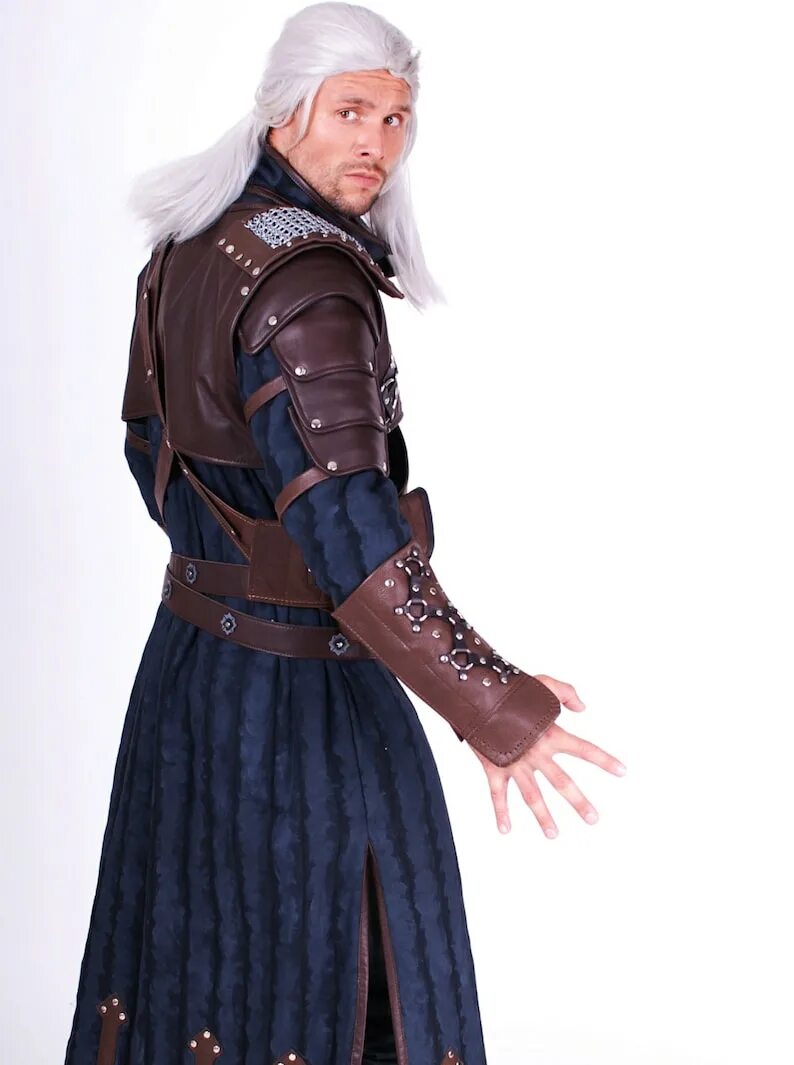 Ведьмак нетфликс доспехи. Ведьмак 3 геральт одежда. Костюм ведьмака геральта. Одежда ведьмака. Ведьмак 3 одежда геральта.