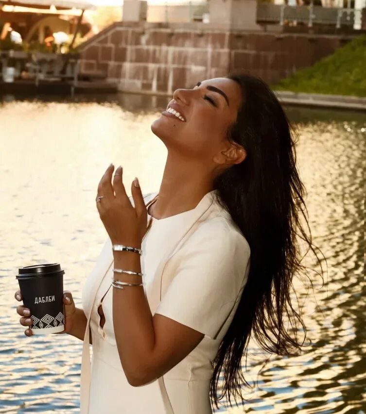 Окситоциновая женщина. Девушка включает свет. Включи какой женщины. Девочка с пультом от телевизора. Человек включает свет.