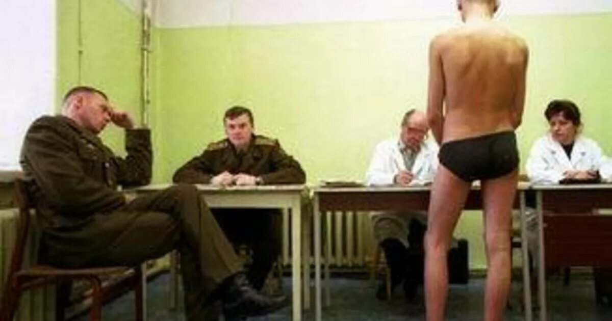 Как проходят призывную комиссию в военкомате. Призывники в военкомате.