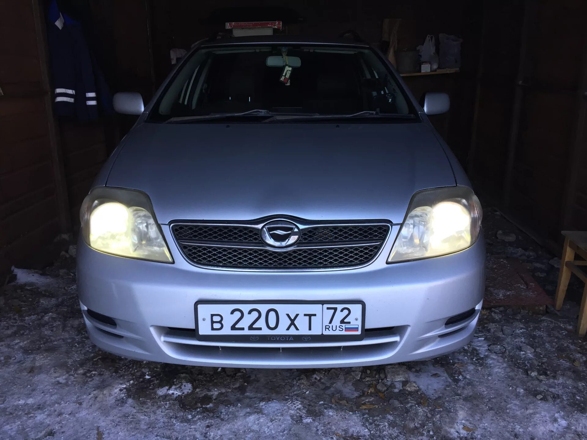 Тойота королла дальний свет ближний свет. Toyota Corolla 2003 года лампы ближнего света. Тойота Королла 2003 лампа ближнего. Лампа ближнего света Тойота Королла е120. Corolla 120 кузов лампы Ближний Дальний.