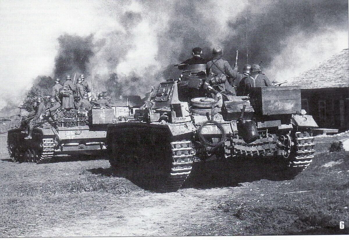 Утром три танка пошли. Танковая группа Гудериана 1941. 11 Танковая дивизия вермахта под Москвой 1941. Танковые дивизии вермахта 1941. Немецкие танки 1941г.