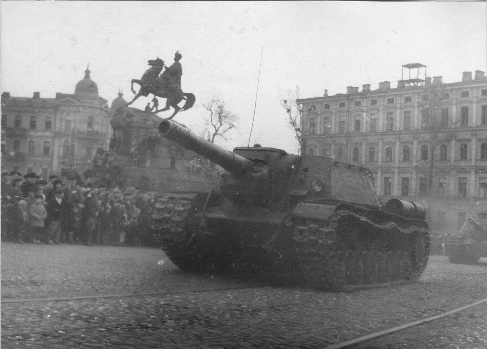 Киев военные годы. ИС-2 В Берлине. Су 152 в Берлине. ИСУ-152 В Берлине.