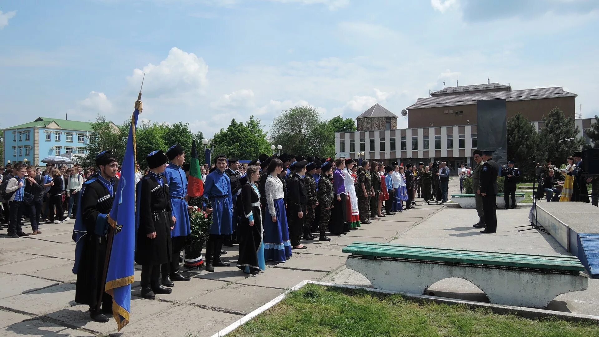 Новопавловск Ставропольский край. Новопавловска памятник казакам. Казаки в городе. Казачье войско.