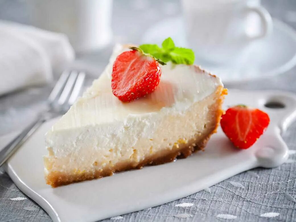 Чизкейк чизберри клубника. Чизкейк с ягодами. Торт черничный чизкейк. Чизкейк пп рикотта. Чизкейк малиновый 100г.