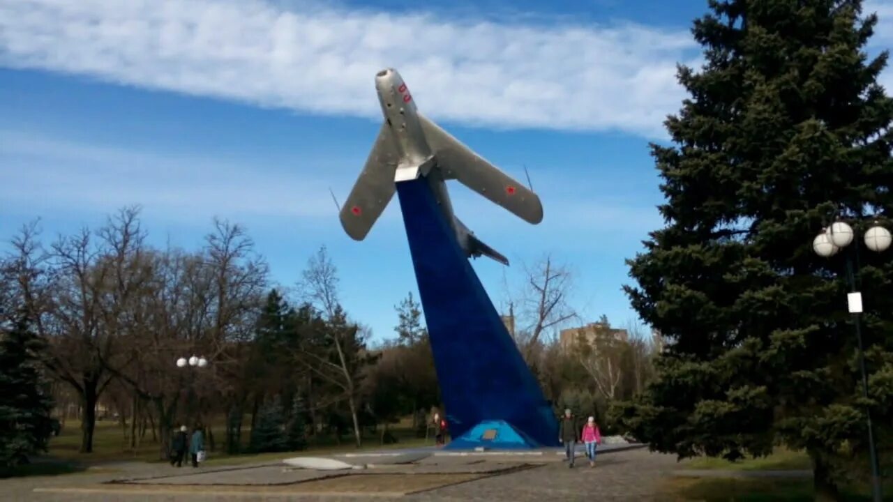 Мариуполь 2. Памятник самолет в мариуполе. мариуполь самолет. улица николаевская мариуполь. ас 2 мариуполь.
