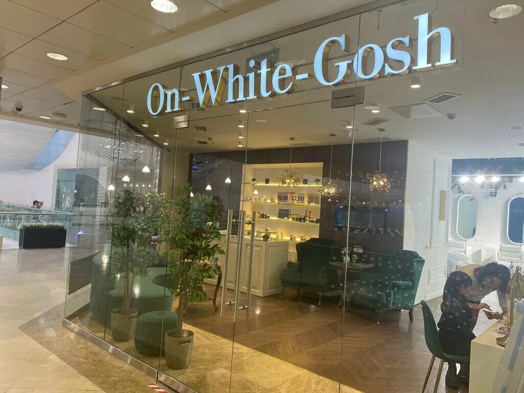 салон красоты парикмахер. девушка парикмахер. On white gosh салон красоты. Corso como туфли. интерьер салона.