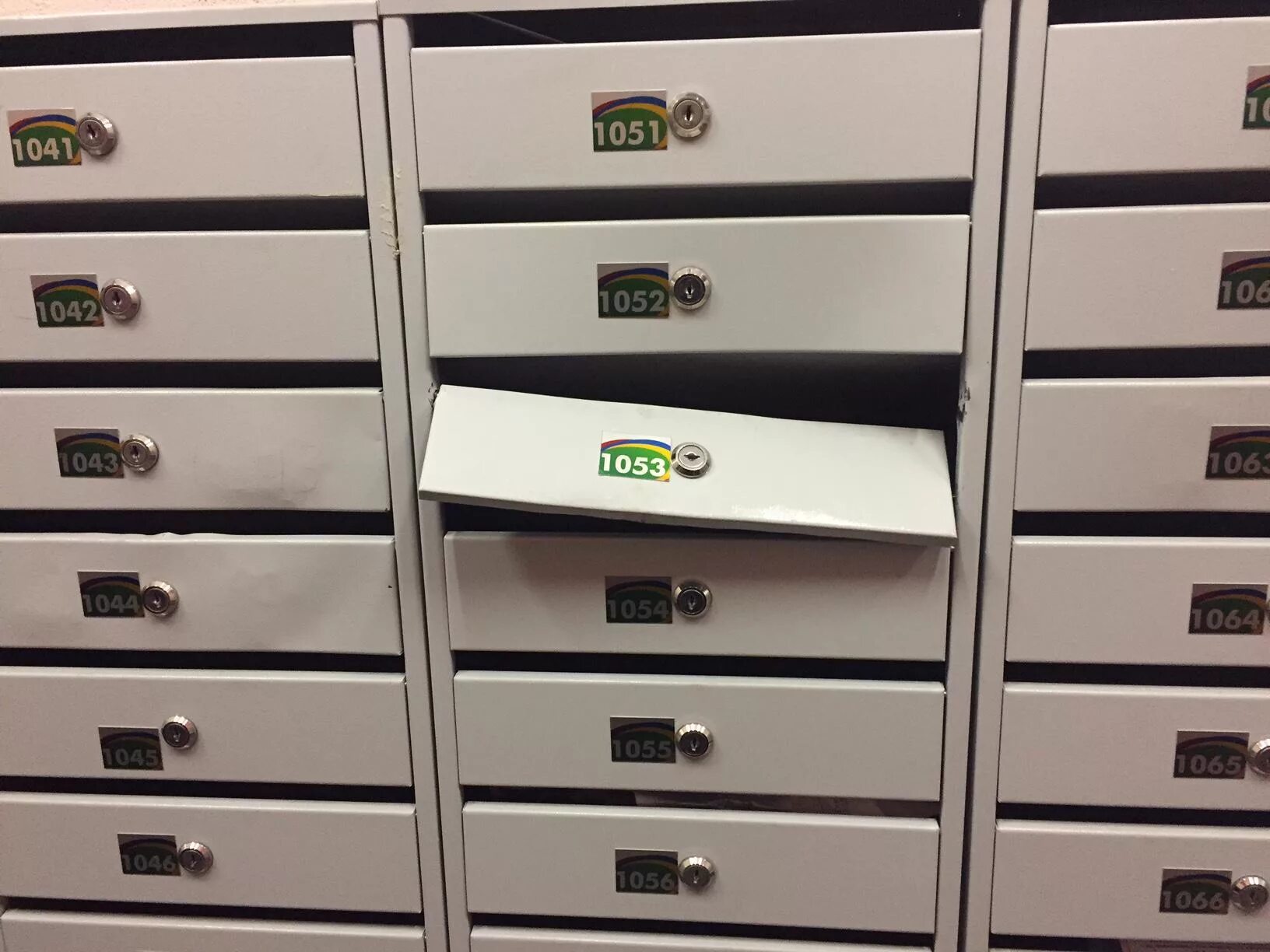 шпионская монета. почтовый ящик для спама. газеты в почтовых ящиках. монеты в почтовом ящике. монеты в почтовом ящике.