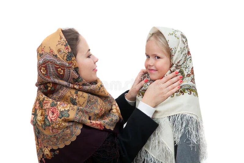 На каждый не накинешь платок. Платочки для Дочки. Мама завязывает шарф. Платок на голову для молодых мам. Платочек одетый на бабушку.