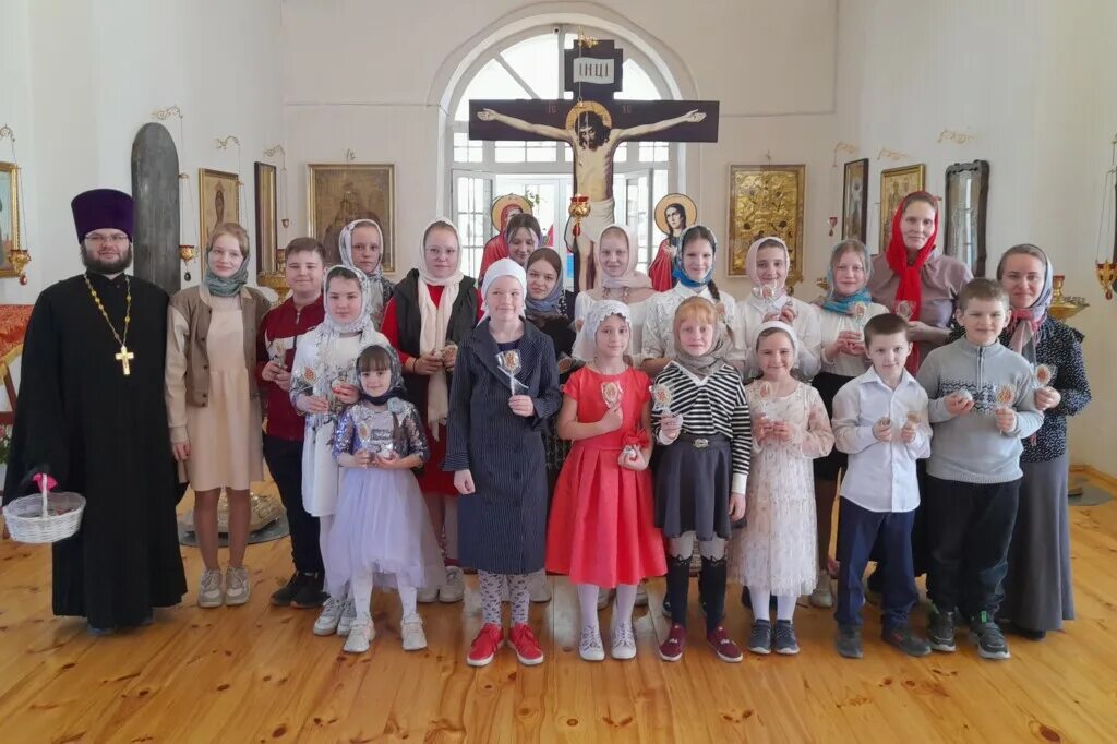 свечи в храме вознесение господня. иерей михаил бердиян вознесенское благочиние. артемьева рп вознесенское. вознесенское благочиние. поклонный крест в деревне.