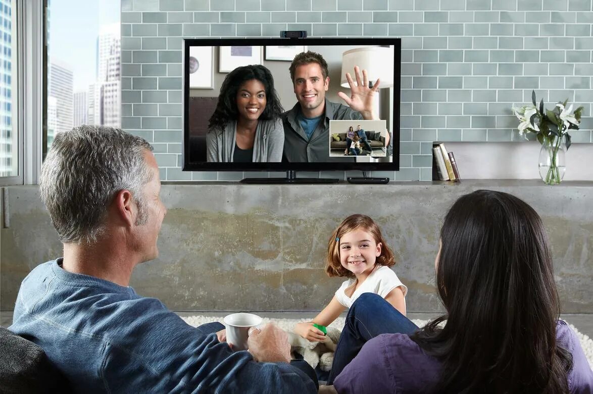 Видео просмотра телевизора. Семья у телевизора. Семья у телека. Семья перед ТВ. Человек у телевизора семья.