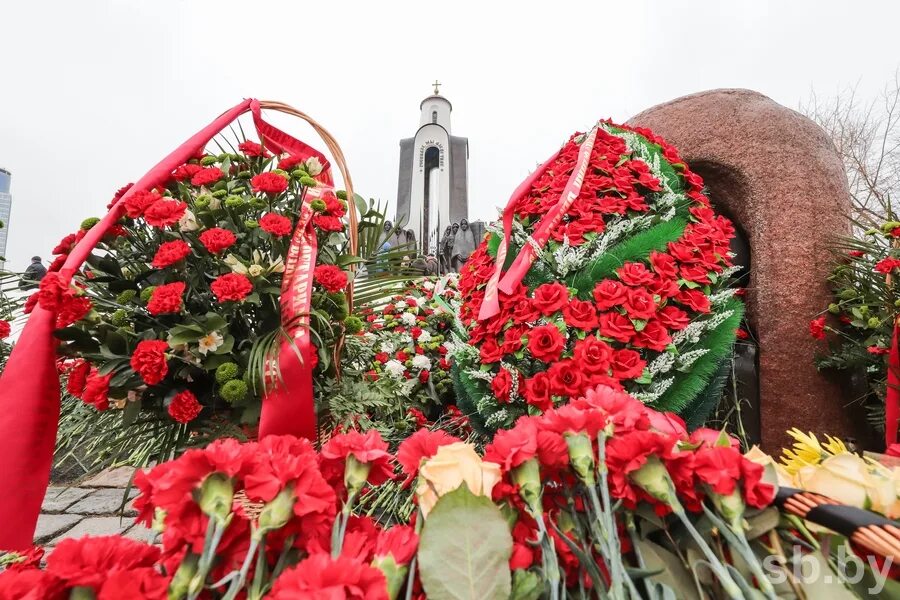 Беларусь скорбит. Остров Мужества и скорби в Минске. Мемориал остров слёз в Минске. Мемориал Мужества и скорби Беларусь. Остров Мужества и скорби памятники Минска.