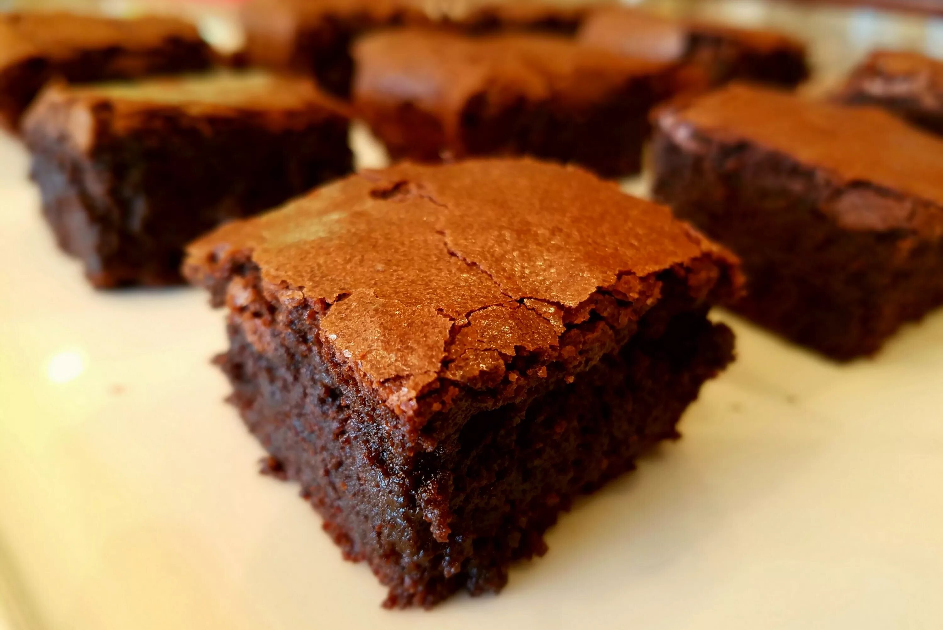 Рецепт брауни шоколадный в духовке. Бисквит брауни. fudgy brownies брауни. белый брауни. выпечка бисквита брауни.