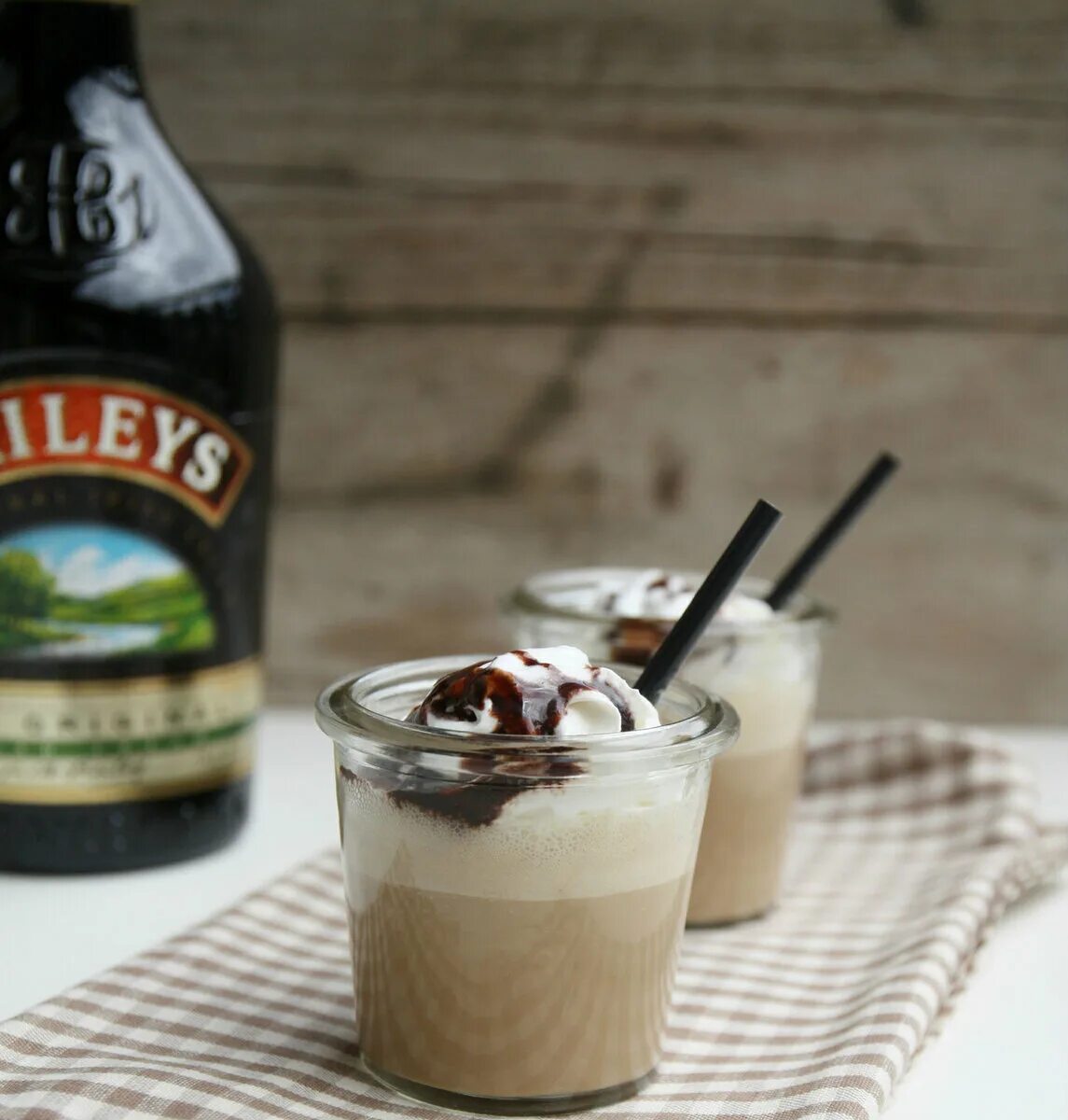 Топ ликеров. Сливочный ликер бейлиз. Baileys сливочный. Baileys irish cream. Сливки бейлиз.