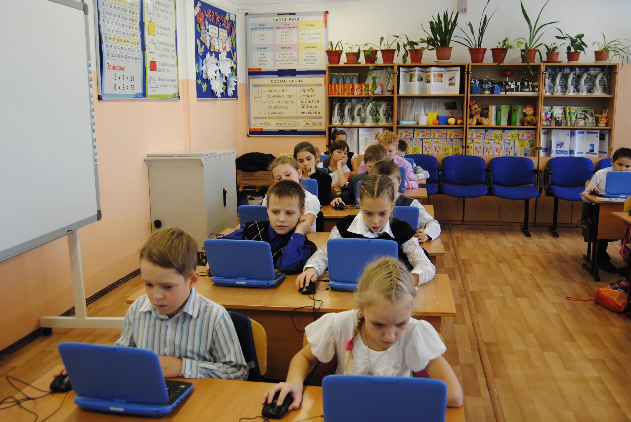 современный класс. школьник с планшетом. школа будущего кабинет. школа лицей симферополь жигулина. уроки будущего в школах.