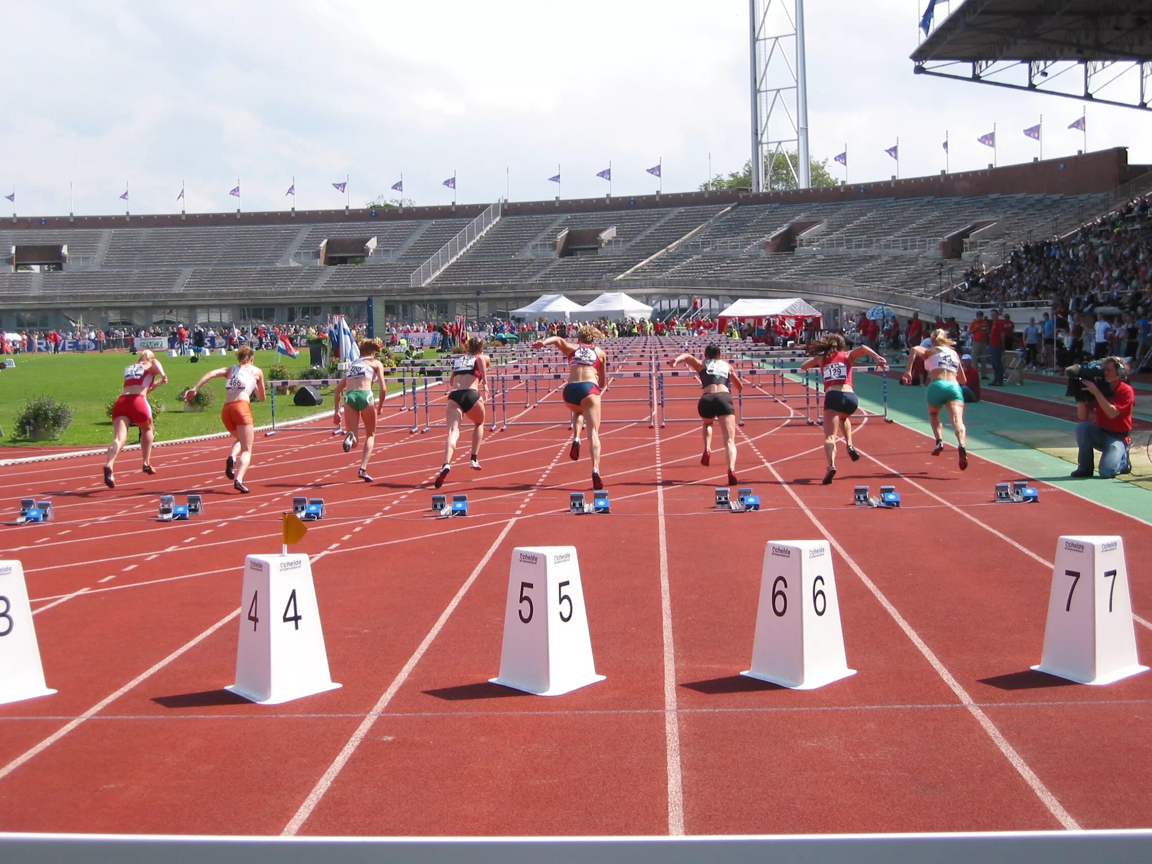 Стадион 400 метров. Бег на 100 метров. Atletismo. 400 Метров. 100 Метровая полоса с препятствиями вектор.